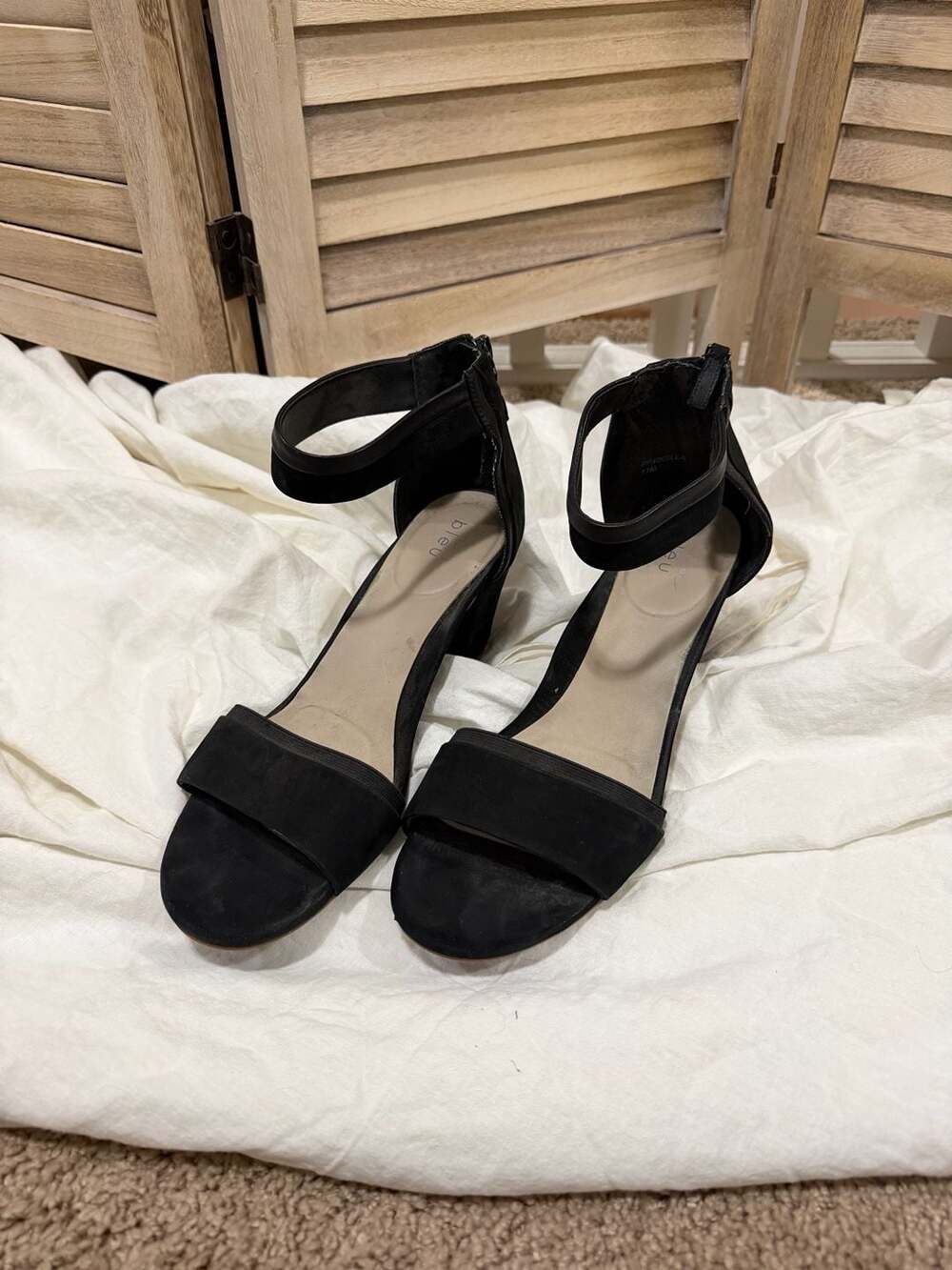 EUC Via Bleu Black Suede Priscilla Ankle Strap Block Heel Sandals Womens 11